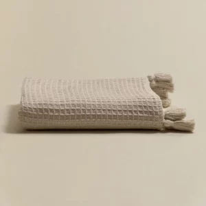 Couverture beige à carreaux, floches